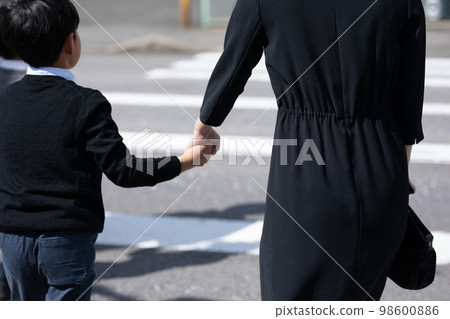 葬禮/葬禮後的家庭 98600886