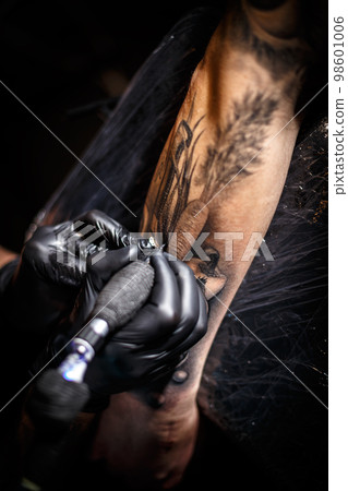 Tattoo artist doing tattoos 98601006