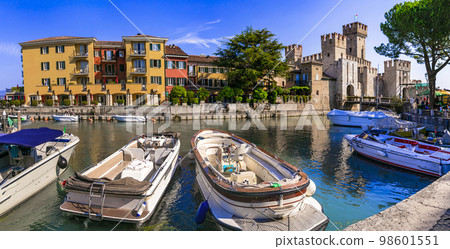 Scenic lake Lago di Garda . view of Sirmione town and medieval castle Scaligero. Popular tourist attraction in Italy, Lombardy. 98601551