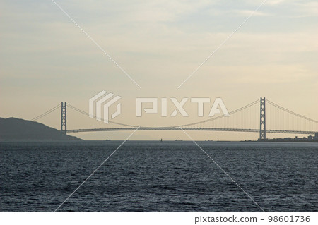 Akashi Kaikyo Bridge at dusk 98601736