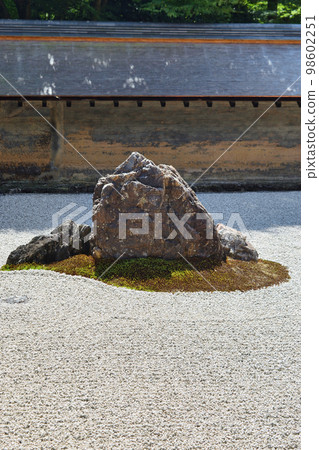Stone garden of Ryoanji, Kyoto 98602251