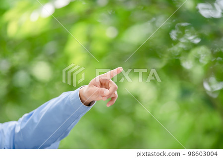 Male in work clothes, fresh green, pointing 98603004