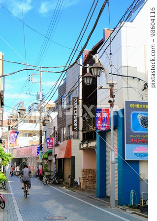[Komae City] Shopping street in the early afternoon 98604116