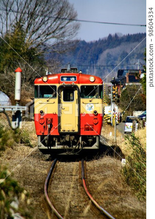 前烏山線...Kiha 40系列在山區的本地線路上快速行駛 前烏山線...Kiha 40系列在山區的本地線路上快速行駛 98604334
