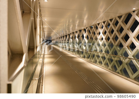通往博物館的人行天橋 98605490