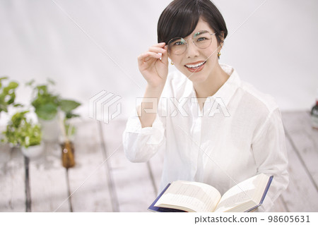 年輕女子在房間裡看書放鬆 98605631