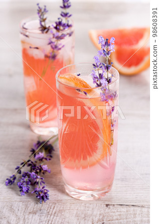 Grapefruit and lavender cocktail 98608391