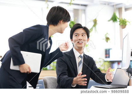 商務人士男女會面討論正在創建的材料 1 98609888