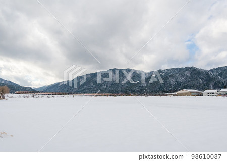 [高山本線] 10節車廂特快飛騨在宮處通過大彎道 98610087