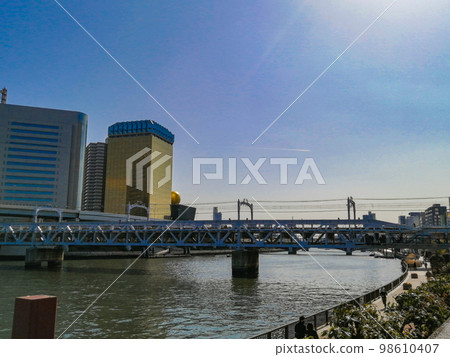 沐浴在陽光下的隅田川和鐵軌 98610407