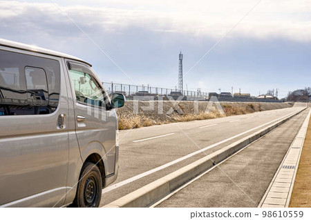 用於送貨和銷售的單廂車和工業區的風景 98610559