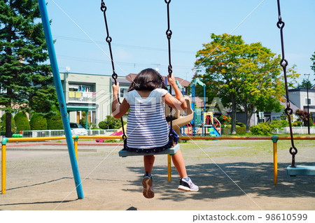 盪鞦韆的小學生 98610599