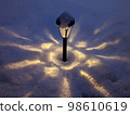 A garden light that shines fantastically in the snow 98610619