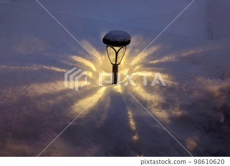 Garden lights that illuminate your feet at night 98610620