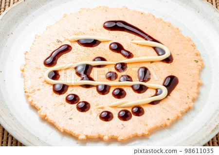 蝦米餅乾安排。醬汁和蛋黃醬。 98611035