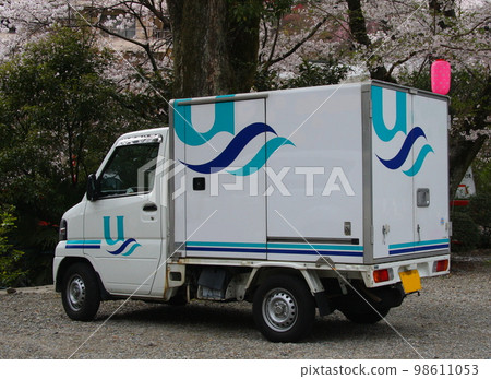 Light truck with insulated cargo bed 98611053