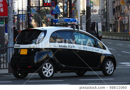 Osaka city's blue crime prevention patrol car using EV 98611060