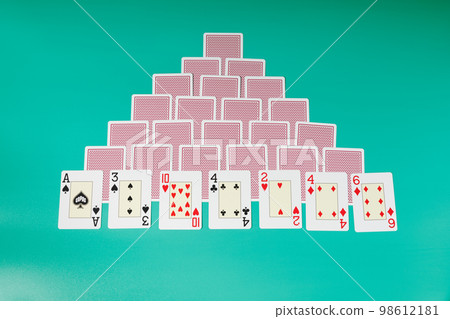 紙牌遊戲金字塔 98612181