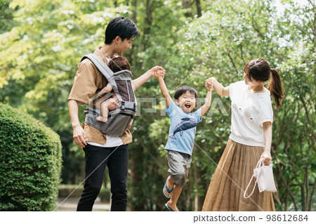 一家人在公園散步/育兒家庭形象 98612684