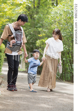 一家人在公園散步/育兒家庭形象 一家人在公園散步/育兒家庭形象 98612722