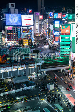 “東京”澀谷站前，繁華鬧市區的夜景 98613013