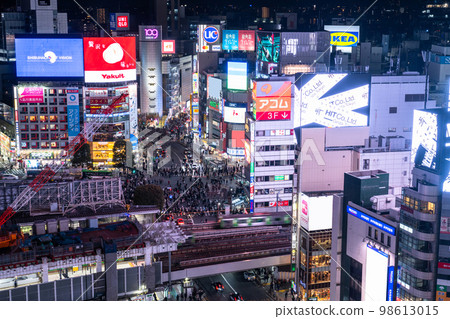 “東京”澀谷站前，繁華鬧市區的夜景 98613015