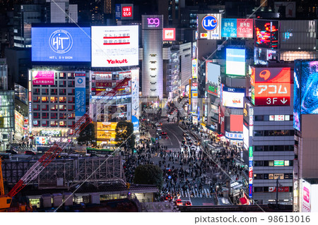“東京”澀谷站前，繁華鬧市區的夜景 98613016