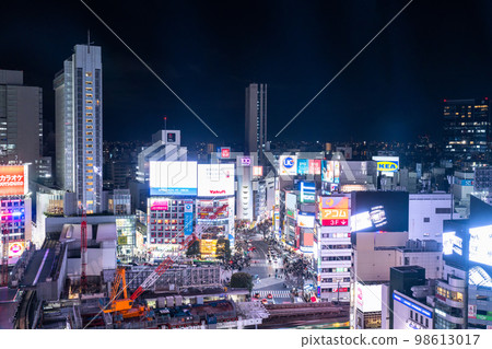 “東京”澀谷站前，繁華鬧市區的夜景 98613017