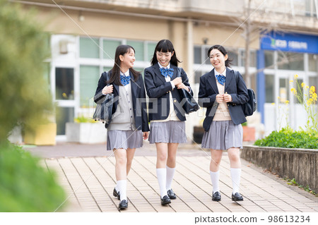 女高中生上校服 98613234