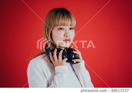 Woman wearing a headphone 98613257