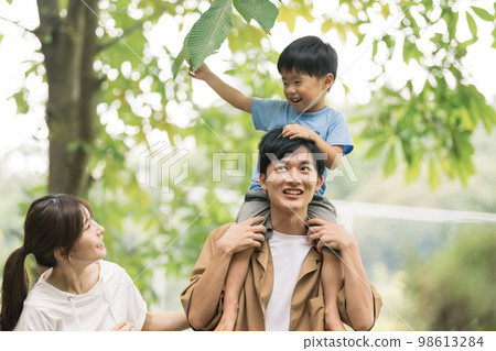 一家人在公園散步/育兒家庭形象 98613284