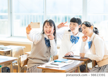 採取與智能手機的高中女孩一selfie 98613391