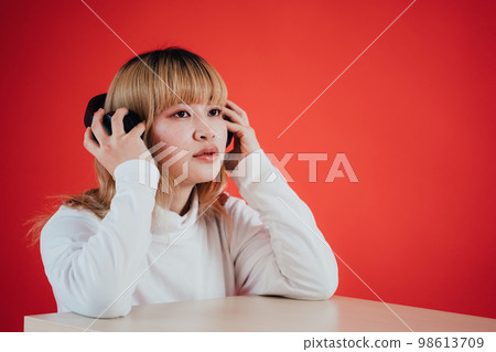 一個女人聽音樂 一個女人聽音樂 98613709