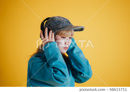 A woman listening to music 98613731