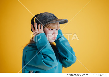 A woman listening to music 98613732