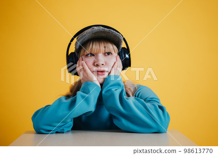 一個女人聽音樂 98613770