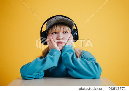 一個女人聽音樂 98613771