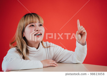 woman thinking of something 98613858