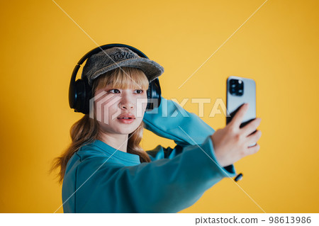 一個女人採取自我採取 98613986