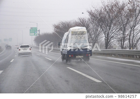 卡車在雨天路上行駛 98614257