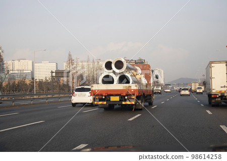 truck transporting iron poles 98614258
