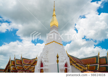 Phra That Choeng Chum a major and sacred religious monument of Sakon Nakhon Province, is enshrined at Wat Phra That Choeng Chum in town. 98614816