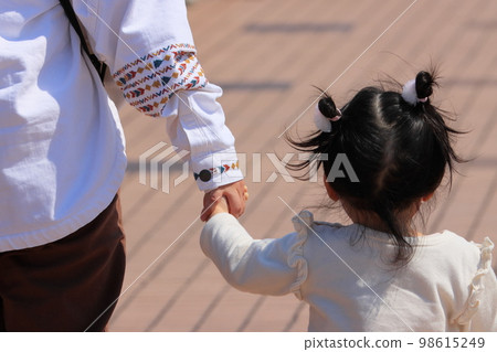 Holding hands family parent and child 98615249