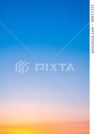 Gradation of the evening sky 98615355