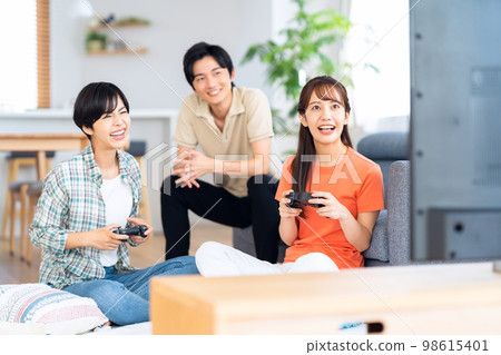 Friends, men and women, share house, games, lifestyle, living room 98615401