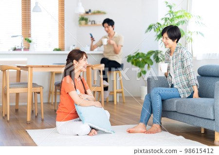 朋友男人和女人分享房子生活方式客廳 98615412