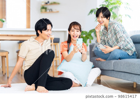 朋友男人和女人分享房子生活方式客廳 98615417