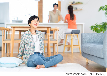 Friends men and women share house lifestyle living room Friends men and women share house lifestyle living room 98615422