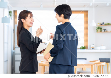 房地產婦女客廳女商人銷售大廈建築 98615456