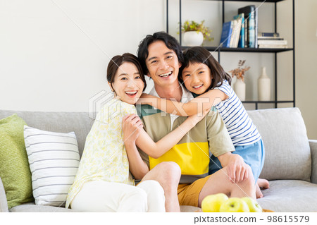 一個年輕家庭的新生活 一個年輕家庭的新生活 98615579